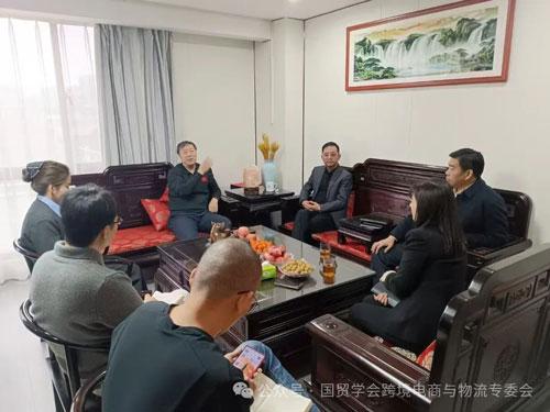 跨境電商與物流專(zhuān)業(yè)委員會(huì)負(fù)責(zé)人高翔與河南路通國(guó)際經(jīng)貿(mào)集團(tuán)李鋼偉董事長(zhǎng)會(huì)面，共商行業(yè)發(fā)展新機(jī)遇
